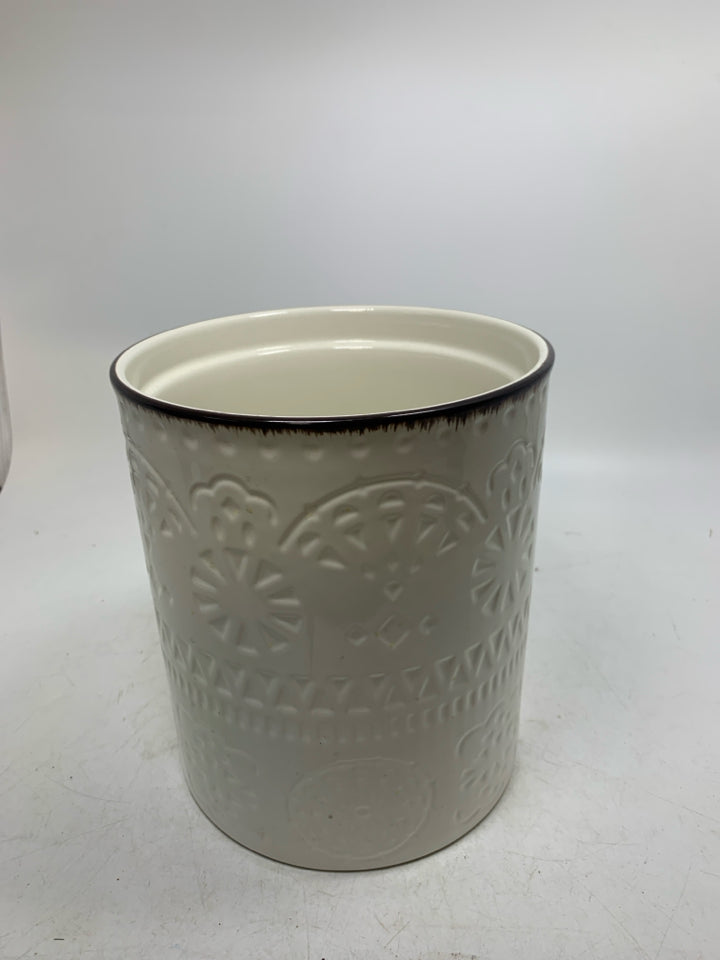LARGE EMBOSSED DETAILS CROCK W/ BROWN EDGE.