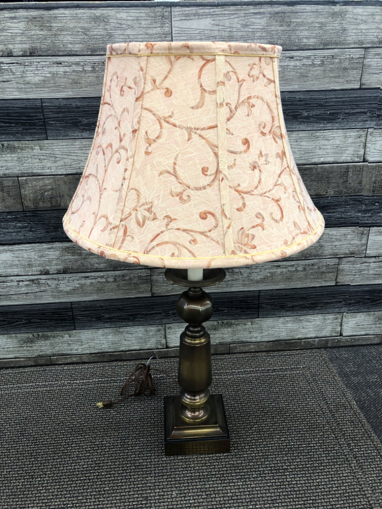 TARNISHED BRASS BASE LAMP W/ PEACH SCROLL SHADE.