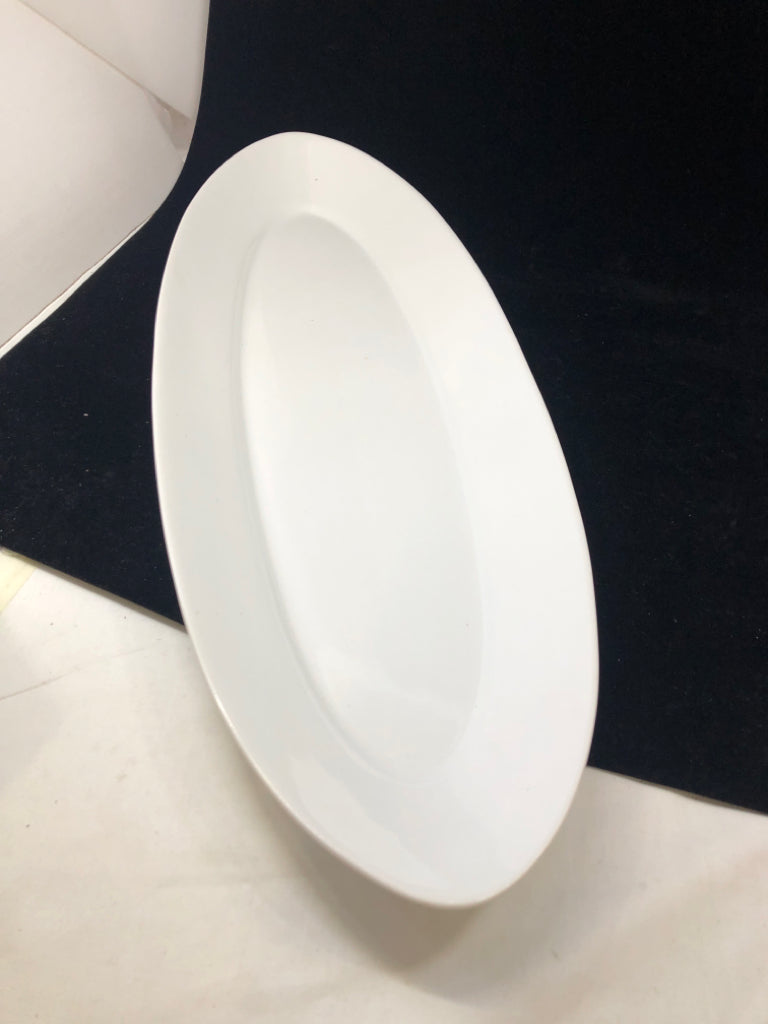 LONG WHITE OVAL DISH BODUM.
