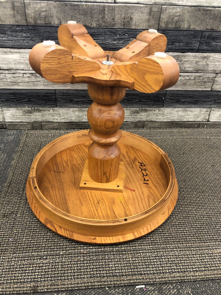SMALL ROUND OAK WOOD SIDE TABLE.