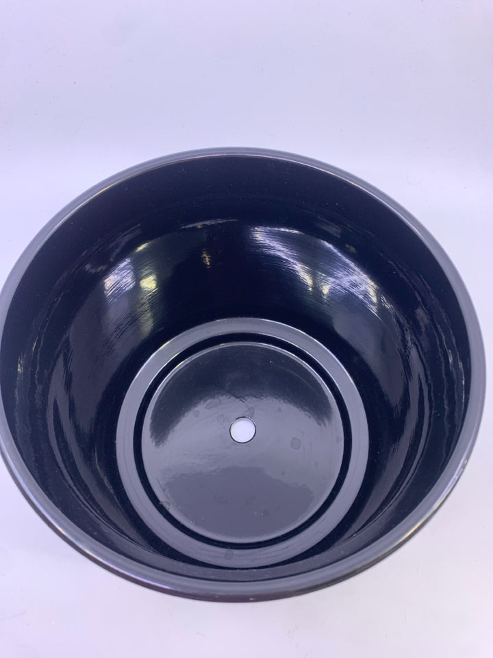 BLACK CERAMIC PLANTER.