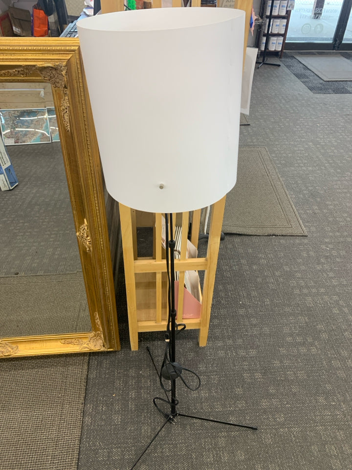 ADJUSTABLE FLOOR LAMP BLACK BASE W/ 3 LEGS WHITE SHADE.