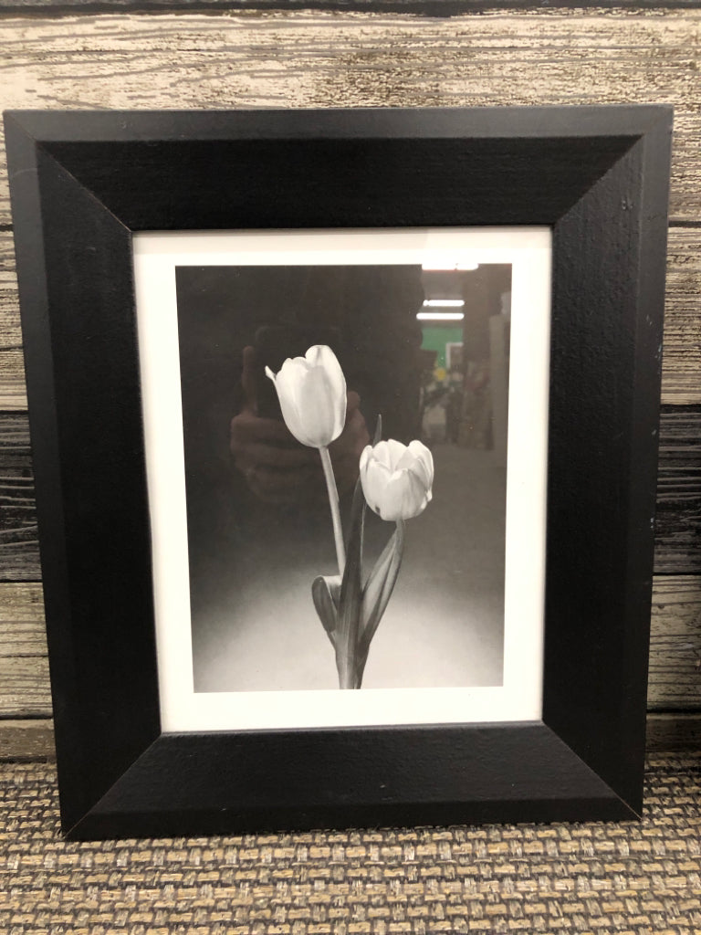 BLACK AND WHITE TULIP WALL ART.