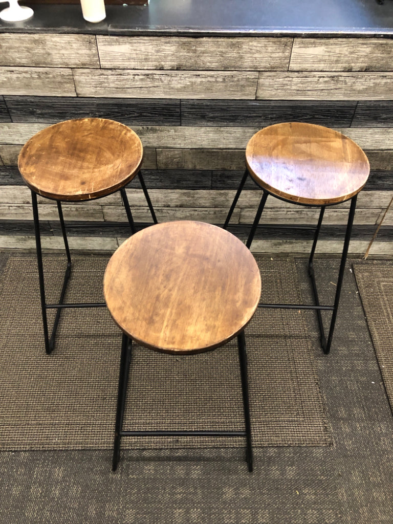 3PC RUSTIC BARSTOOLS.