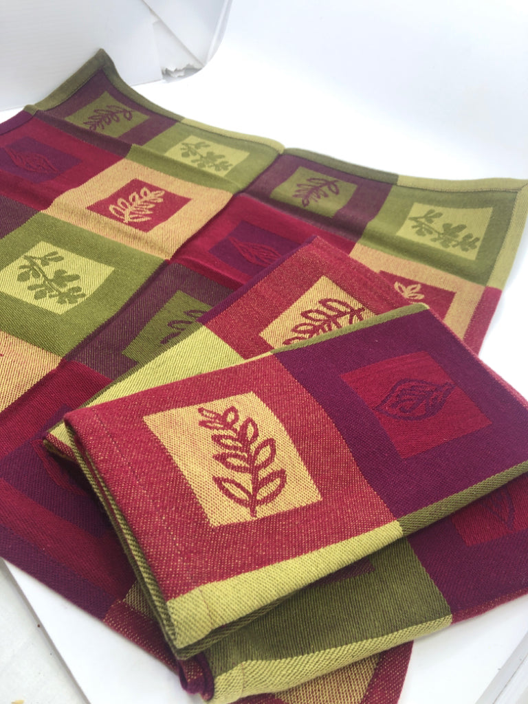 4 LEAF PLAID NAPKINS.