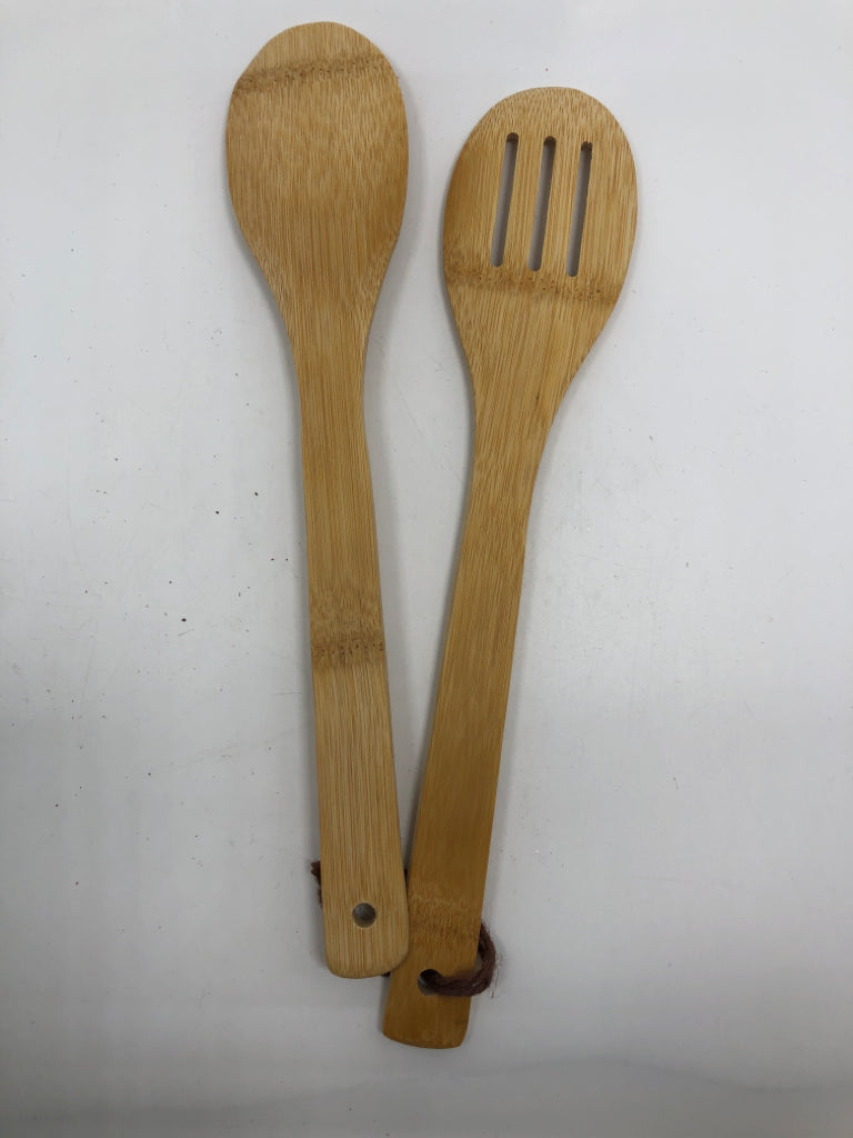 2PC WOODEN SRVING SPOONS.