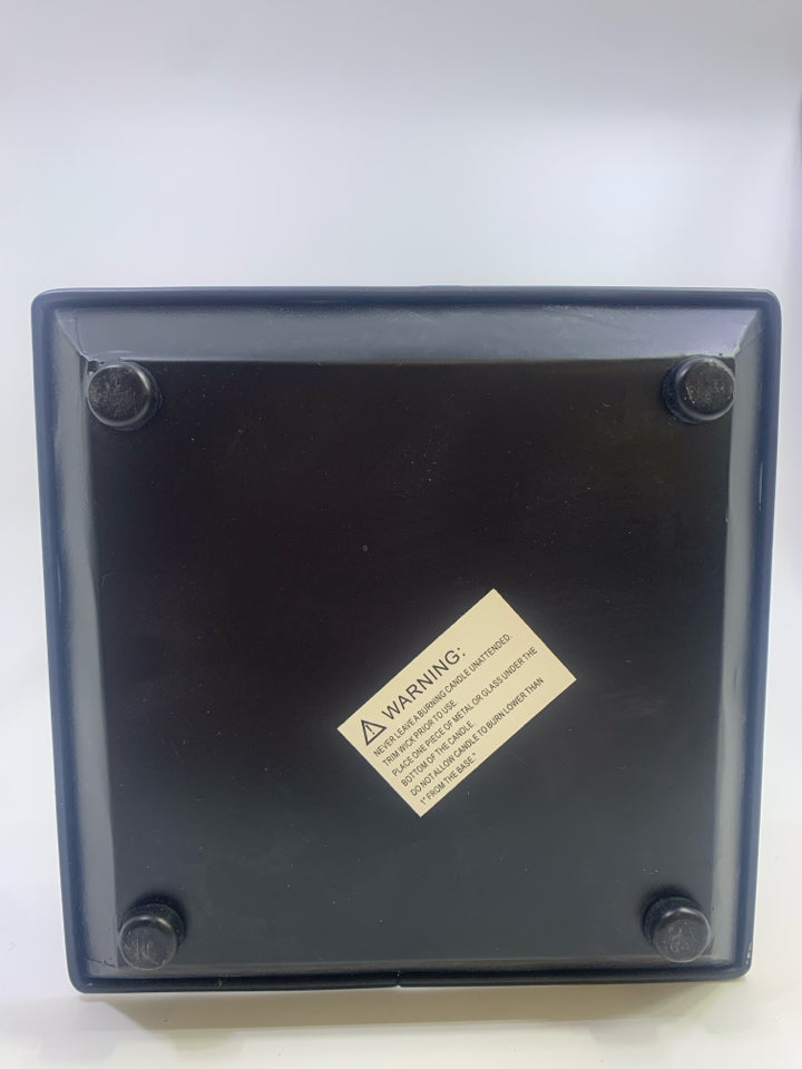 BLACK METAL HANGING LANTERN.