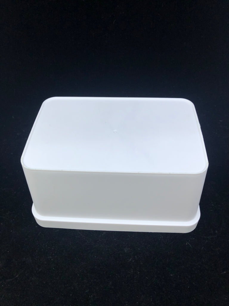 SMALL WHITE PLASTIC BASKET W HANDLES.