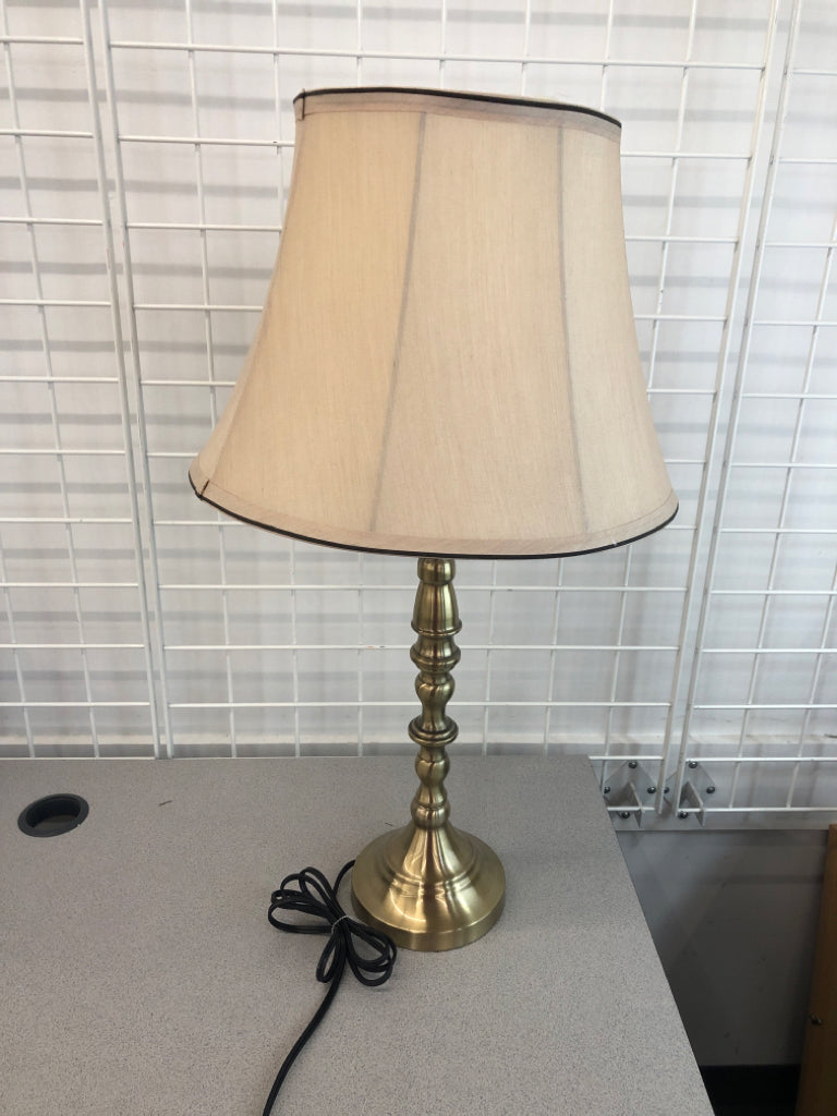 BRASS TABLE LAMP W/BROWN RIMMED SHADE.