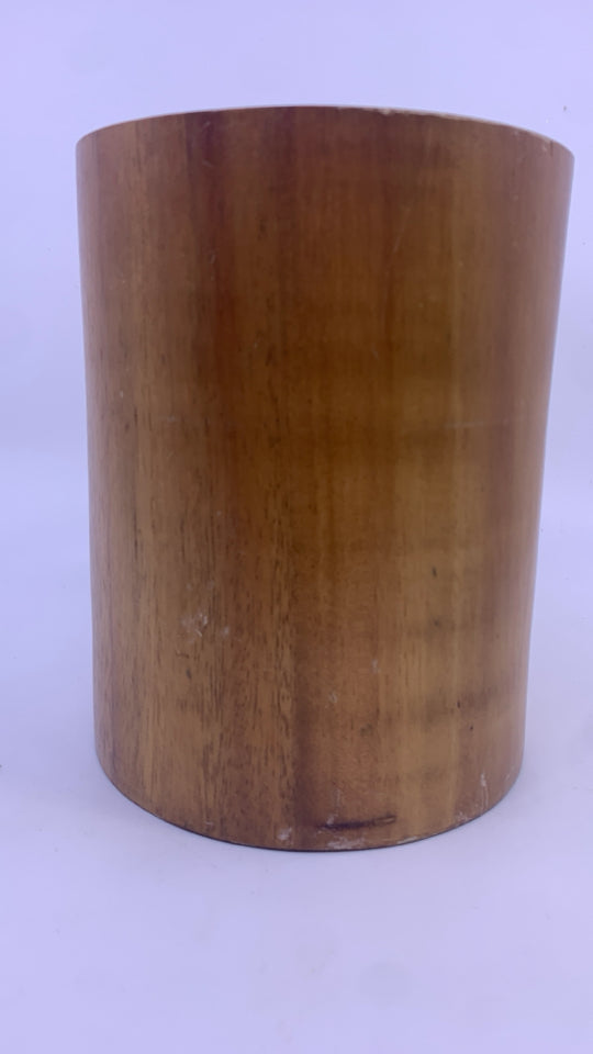 WOOD UTENSIL HOLDER.