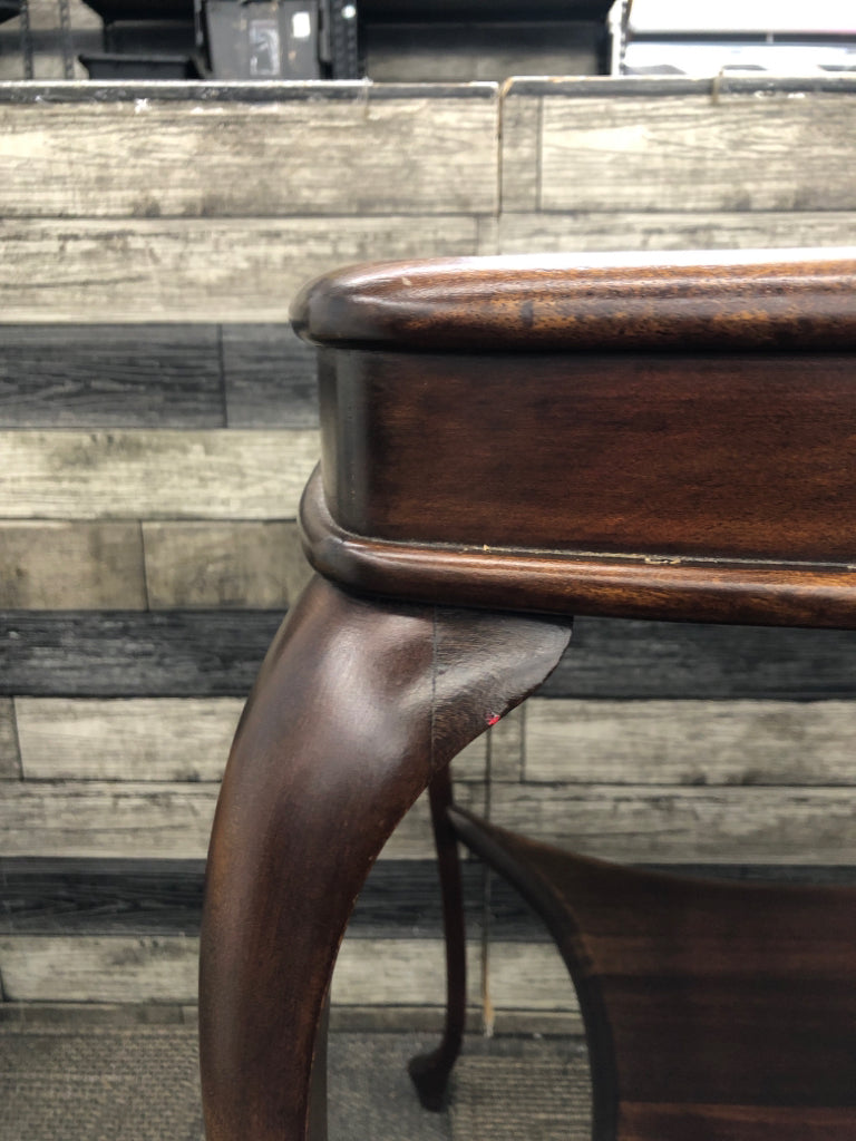 DK WOOD 2 TIER SIDE TABLE.