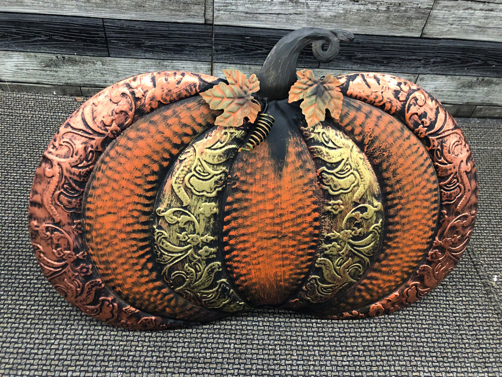 METAL EMBOSSED PUMPKINS STANDING SIGN.