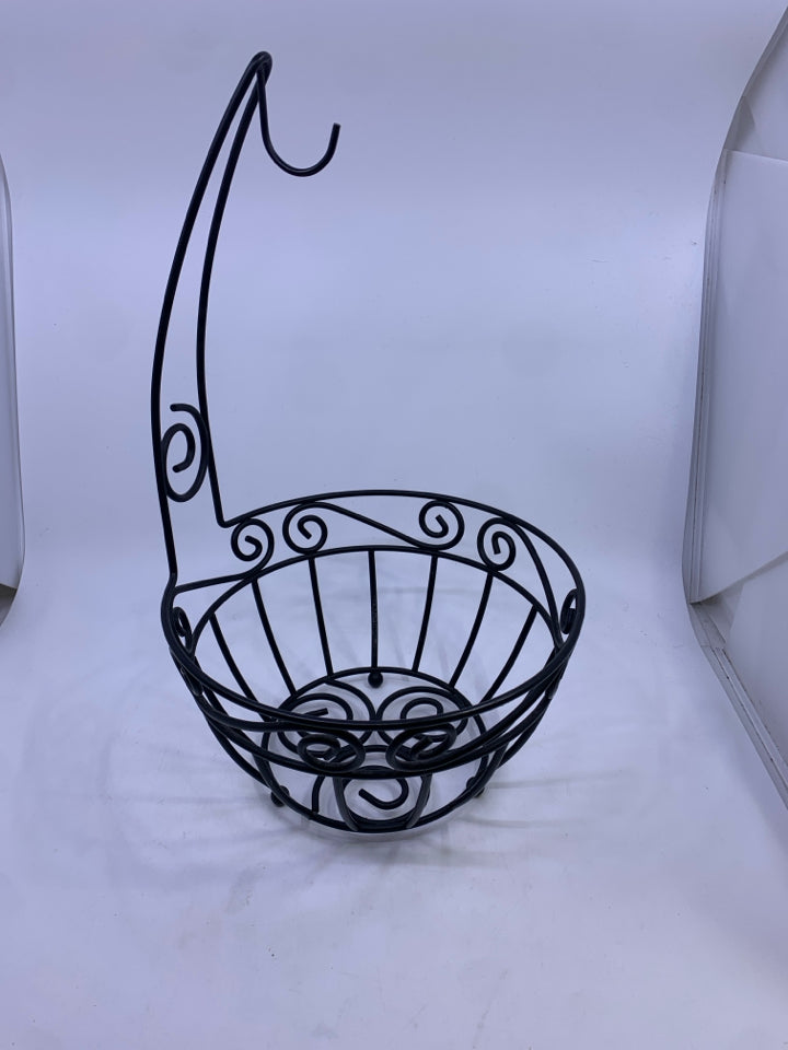 METAL FRUIT BASKET W/BANANA HOOK.
