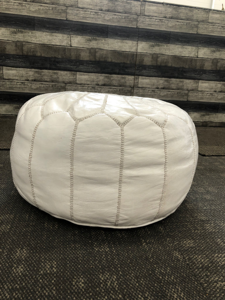 WHITE LEATHER MEDALLION POUF.