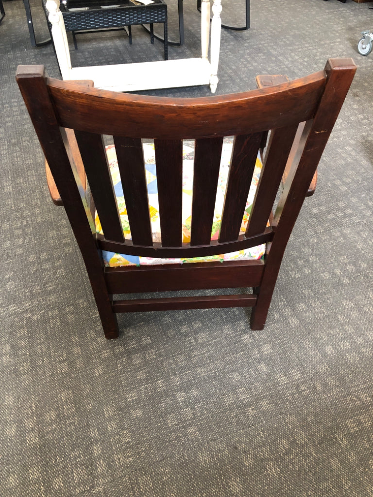 VTG L & JG STICKLEY BOW ARM MISSION OAK CHAIR W/QUILTED SEAT.