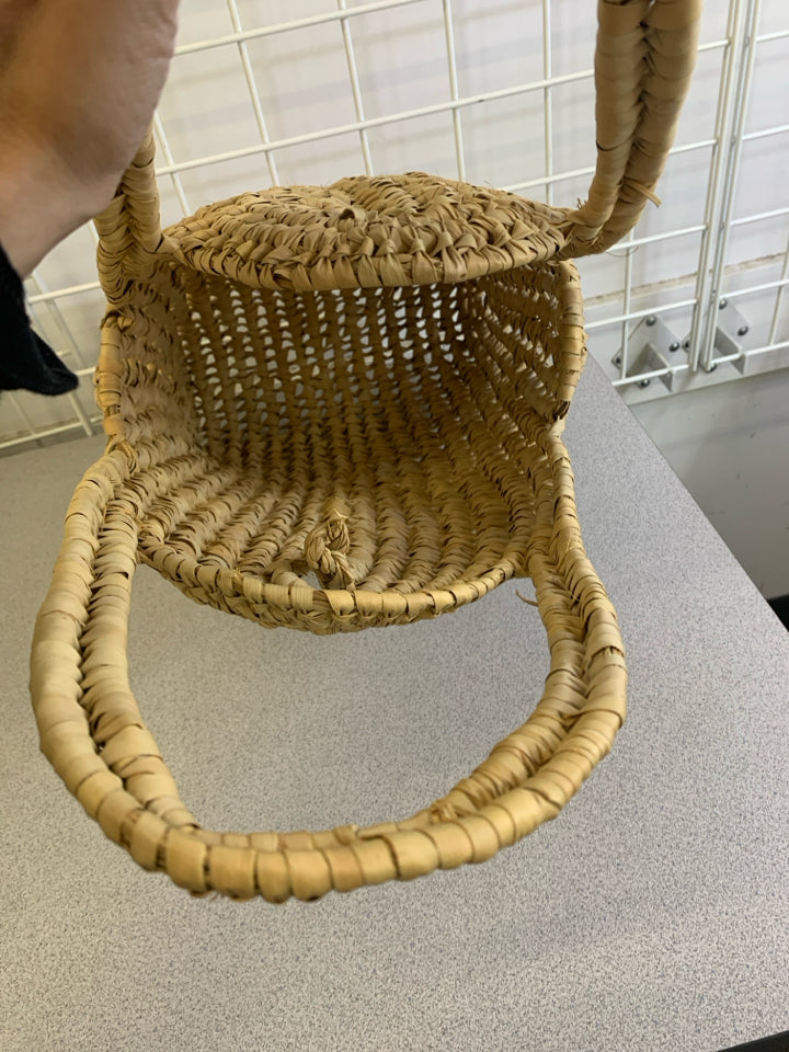 WOVEN WICKER BASKET BAG.