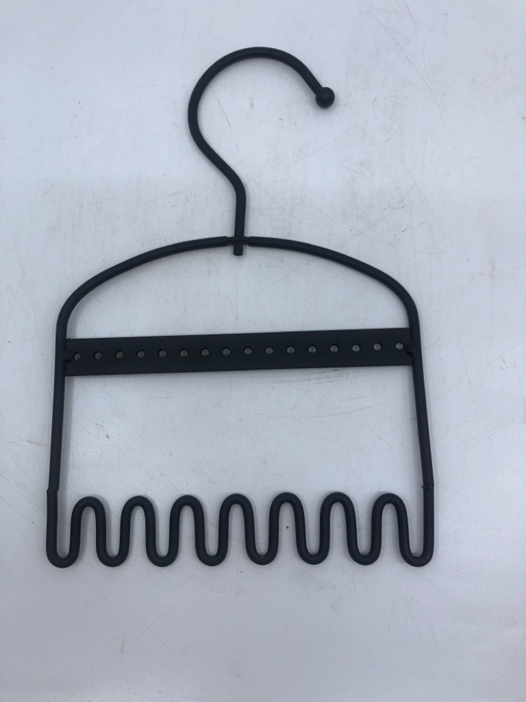 BLACK METAL HANGING JEWELRY HOLDER.