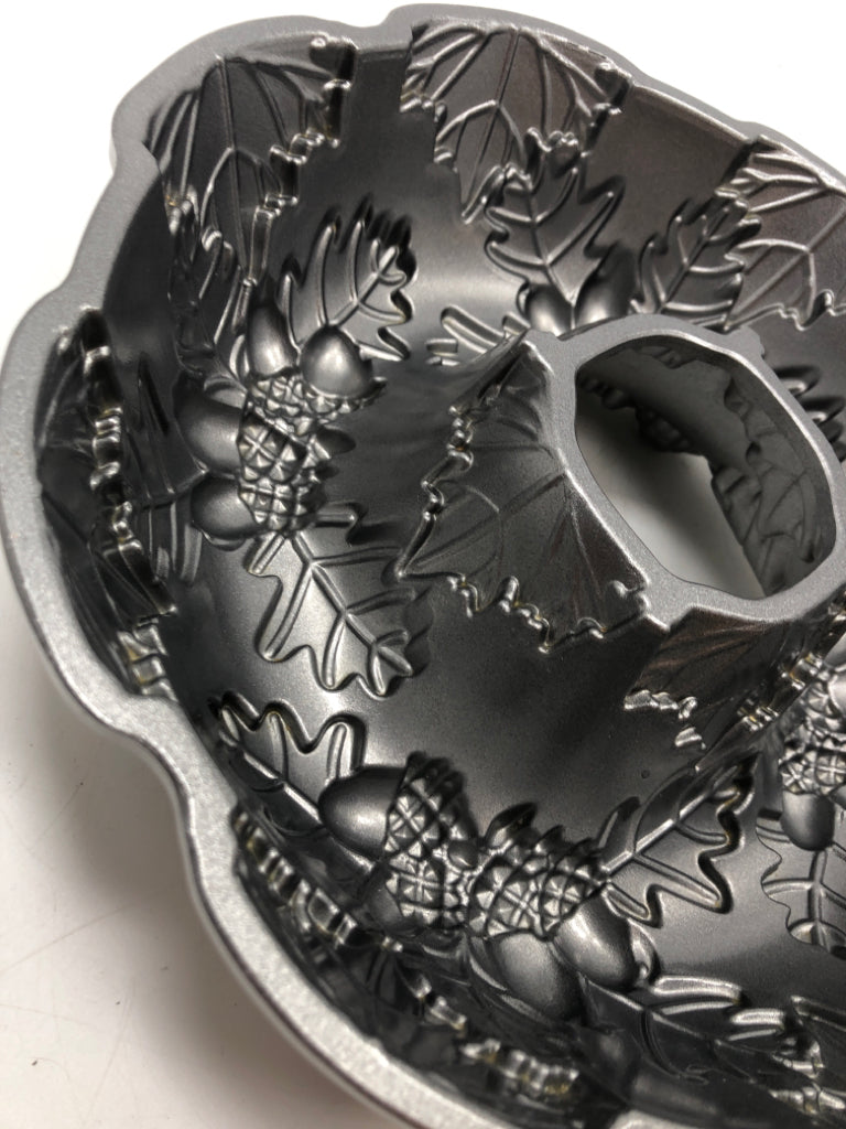 FALL HARVEST BUNDT PAN CAST ALUMINUM.