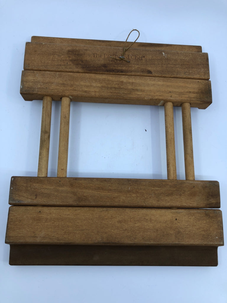VTG PAMPERED CHEF EXPANDABLE TRIVET.