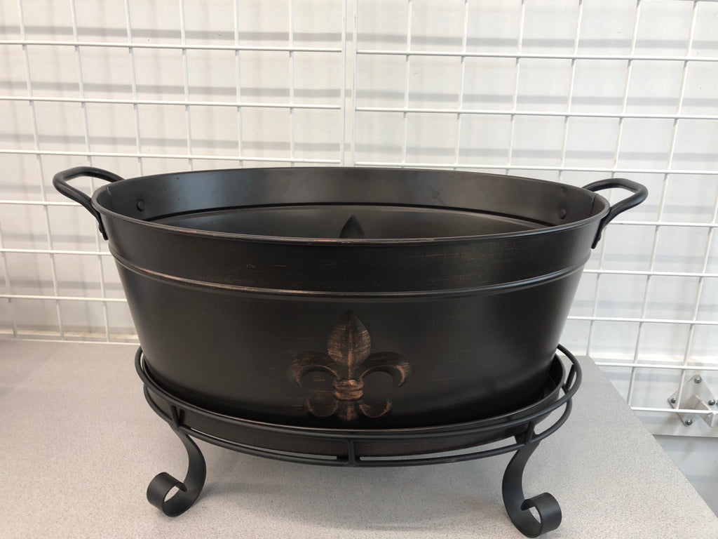 FLEUR-DE-LIS METAL PARTY BUCKET ON STAND.