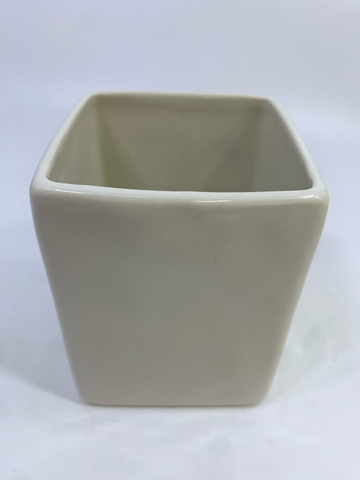 FLAWLESS MAKEUP BRUSH HOLDER.