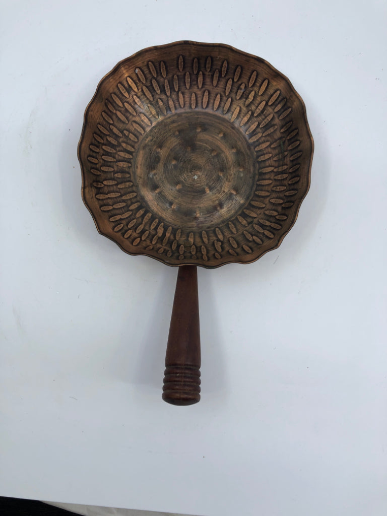 VTG COPPER DISH W WOOD HANDLE.