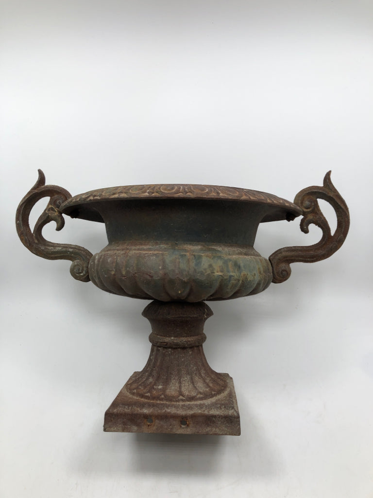 VINTAGE HEAVY METAL URN-STYLE PLANTER.