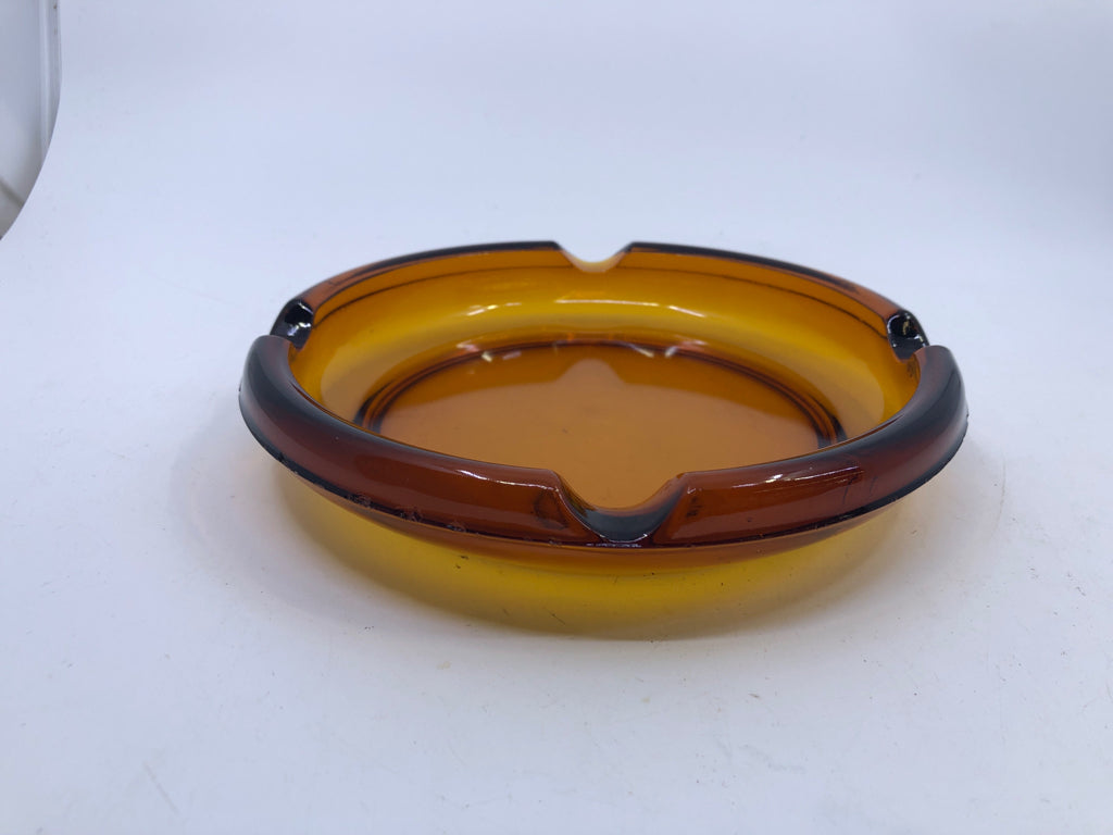 VTG AMBER GLASS ASH TRAY.