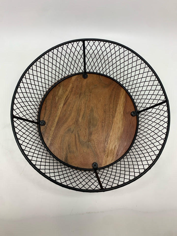 BLACK WIRE BASKET W/BAMBOO BASE.
