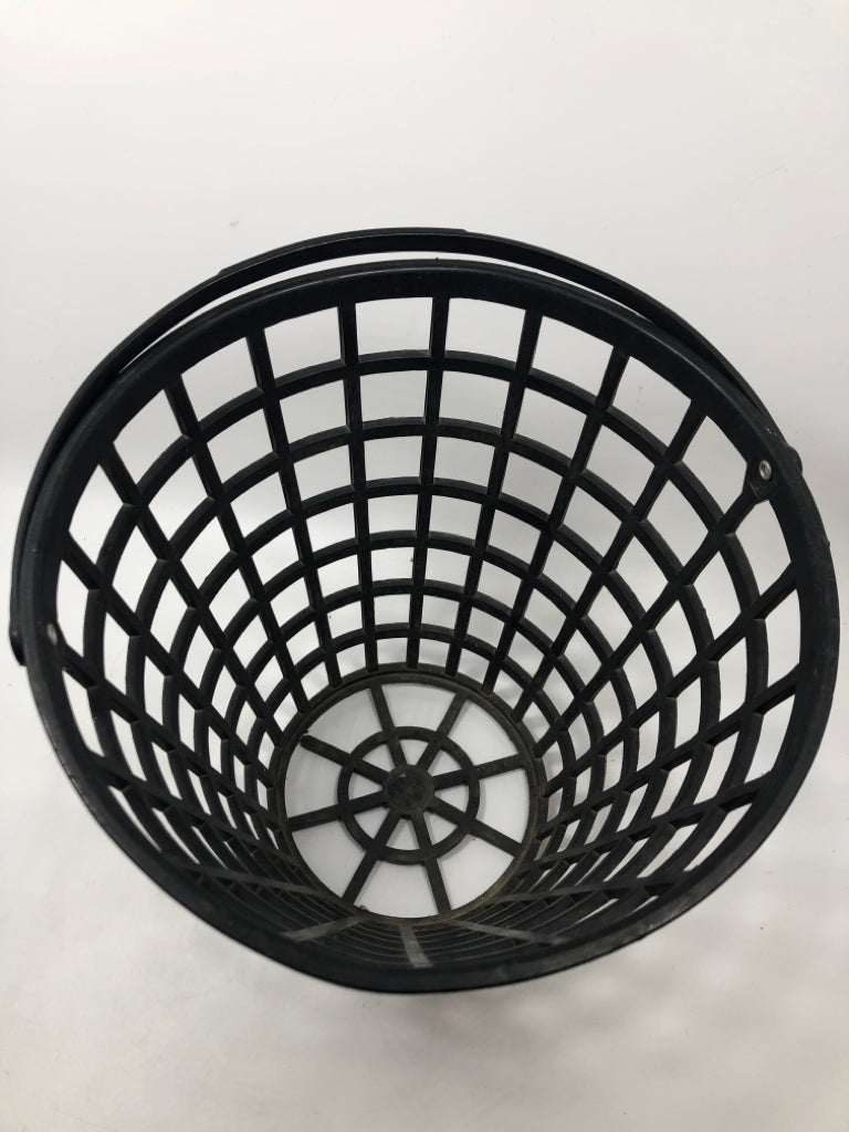 METAL BASKET W/HANDLE.