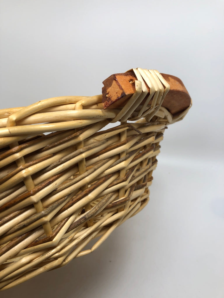 ROUND WOVEN BASKET TRAY W/WOOD HANDLES.