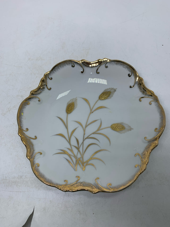 GOLD BLOWING LEAVES W/ HEAVY DETAILED EDGE.