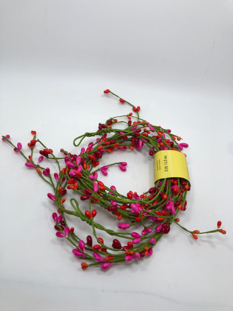 RED & ORANGE PIP GARLAND.