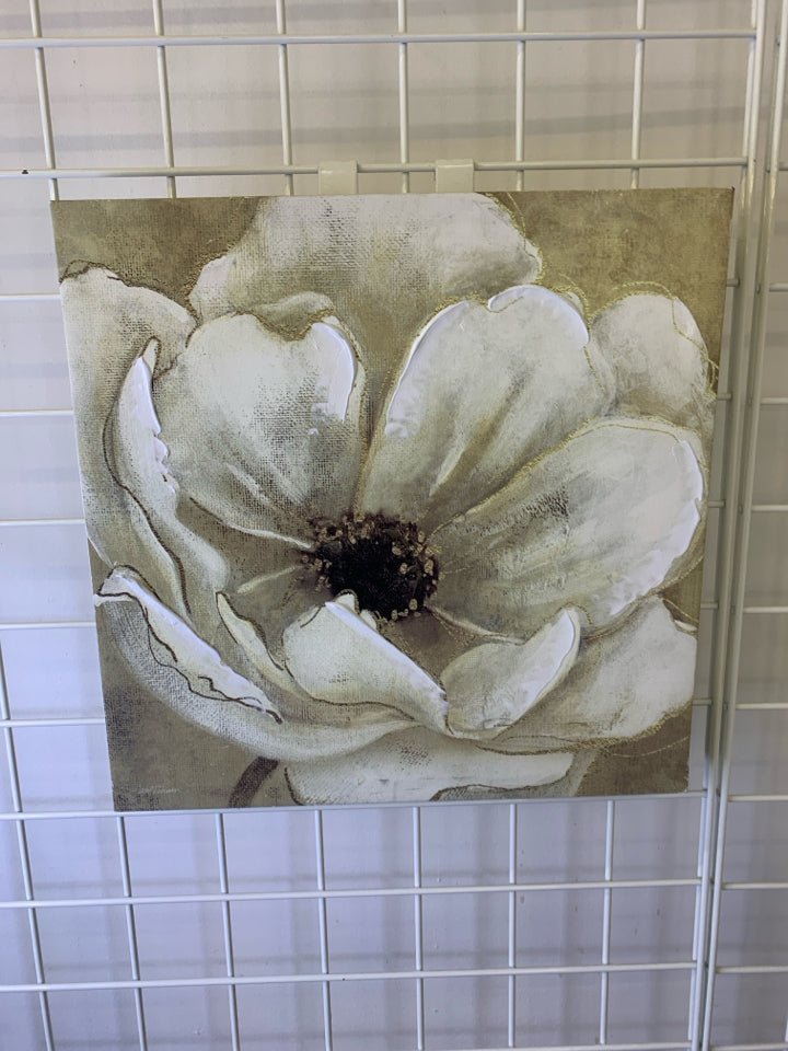 TAN AND WHITE FLORAL WALL CANVAS.