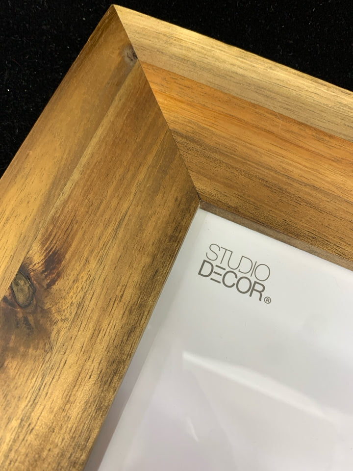 WOOD FRAME PICTURE FRAME.
