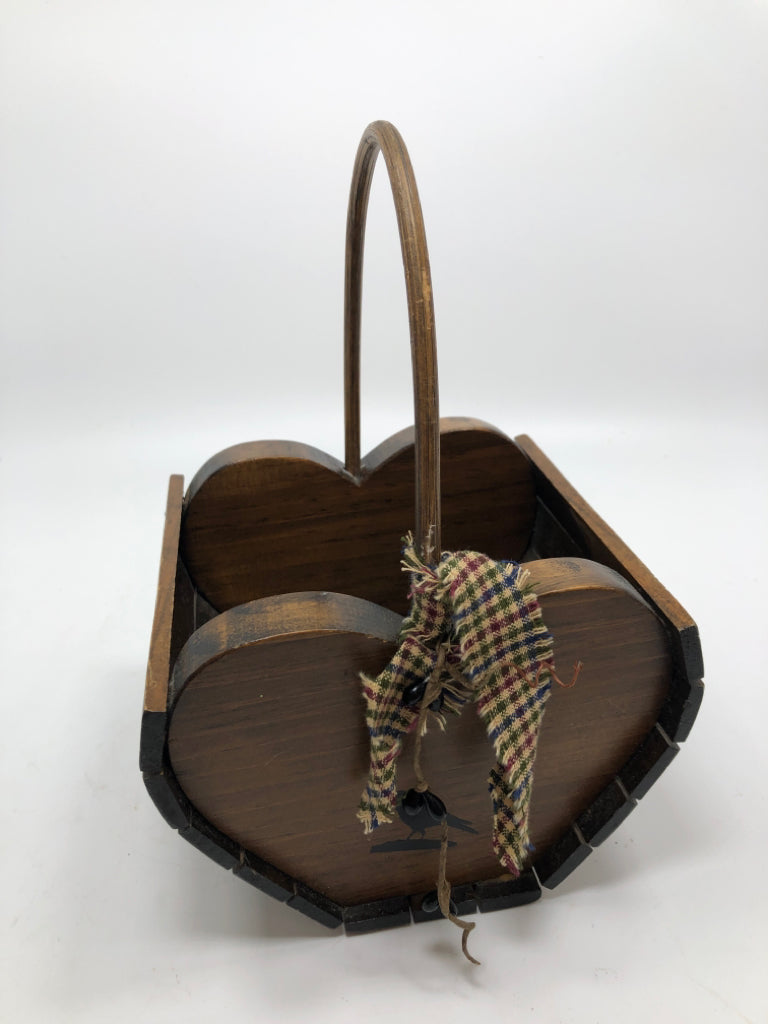 WOODEN BIRD-PRINTED HEART BASKET.