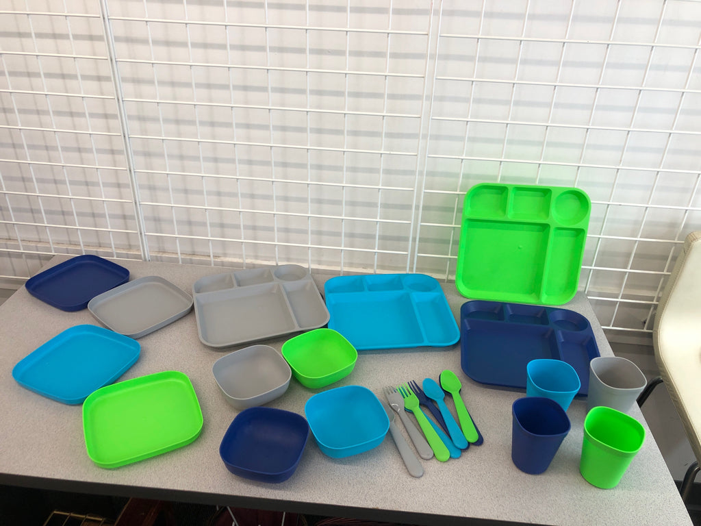 24PC MULTI-COLORED KIDS DINNER SET.