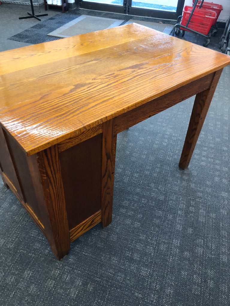 VTG OAK WOOD DESK W/4 DRAWERS BRASS DRAWER PULLS.