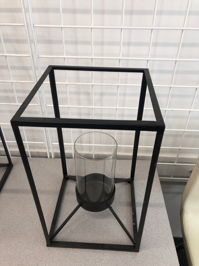 OPEN-FRAME METAL CANDLE HOLDER.
