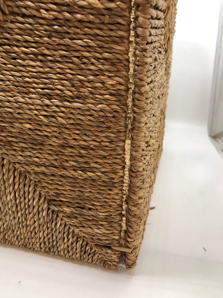 WOVEN WICKER STORAGE CUBE.