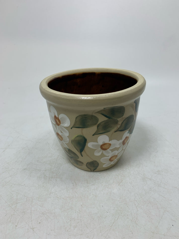 SMALL POTTERY PLANTER W/ WHITE DAISIES.