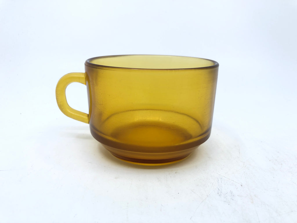 2 AMBER GLASS MUGS AND SAUCERS.