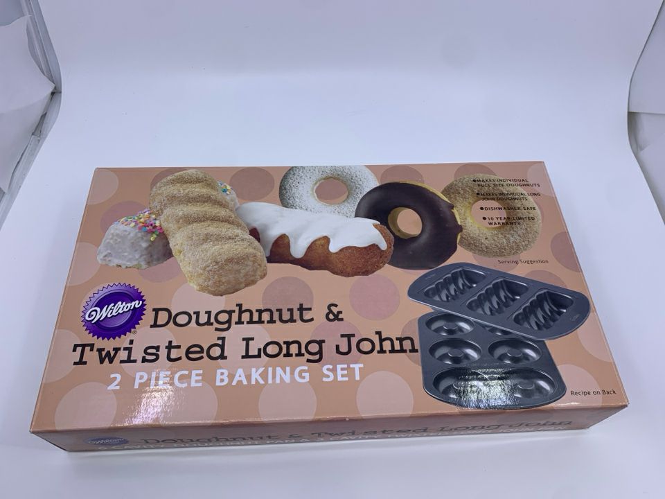 NIB WILTON DOUGHNUT + LONG JOHN PAN SET.