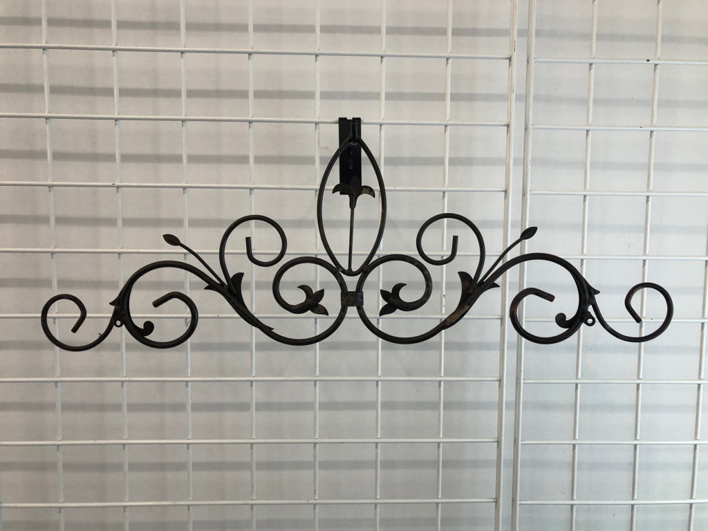 BROWN METAL TULIP SCROLL WALL HANGING.