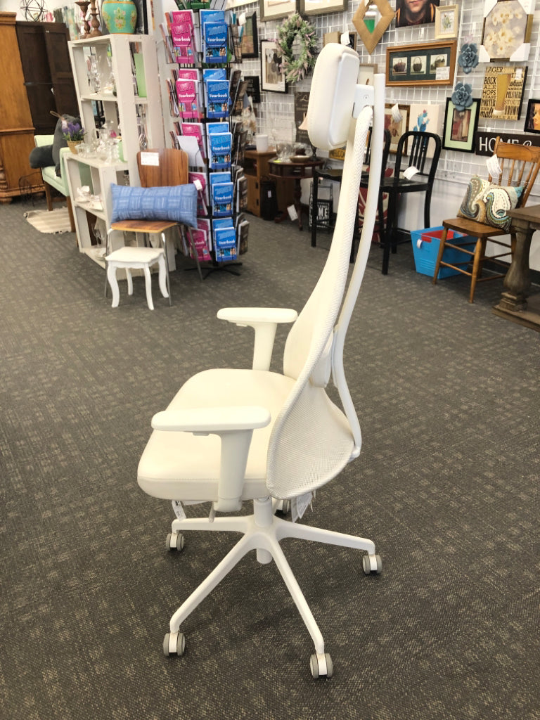 WHITE HIGH BACK GAMER CHAIR.