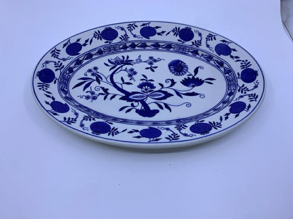 BLUE AND WHITE ONION FLOWER OVAL SERVING TRAY.