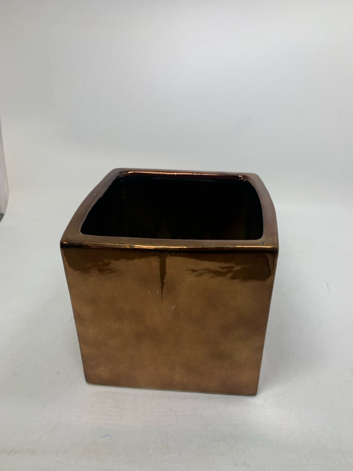 SQUARE CERAMIC PLANTER.
