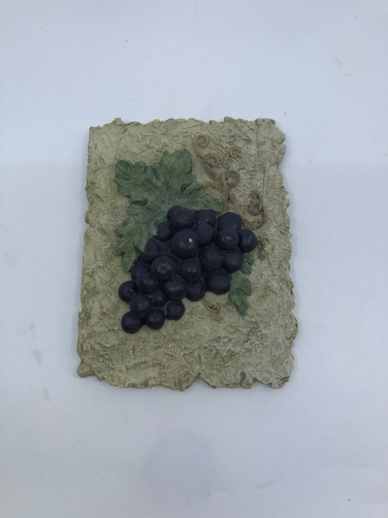 TILE W/GRAPES WALL HANGING.