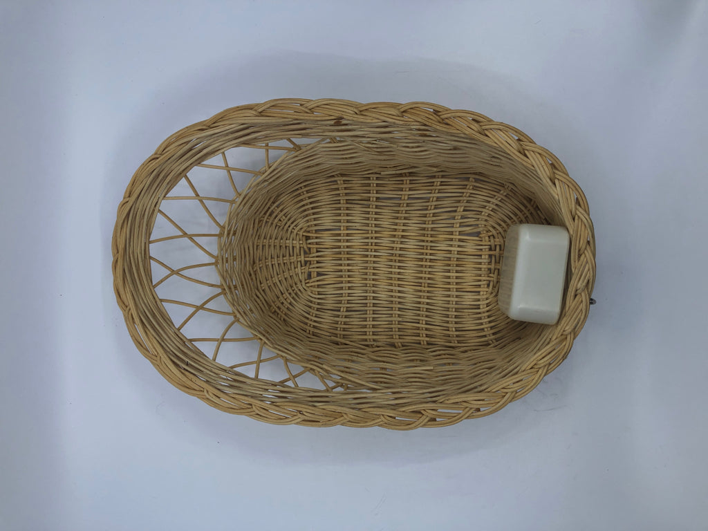 WOVEN BASKET MUSIC BOX.