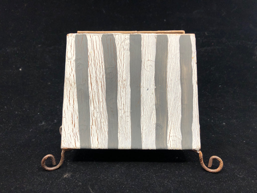 METAL PAINTED SQUARES NAPKIN HOLDER.